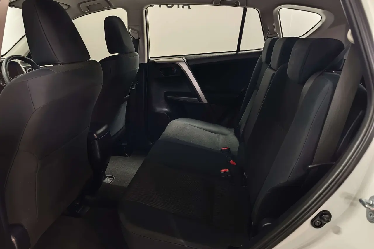 2017 Toyota RAV4 Gallery Image 13