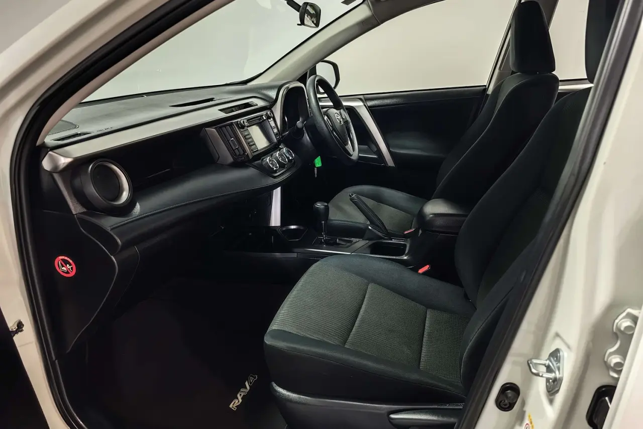 2017 Toyota RAV4 Gallery Image 14