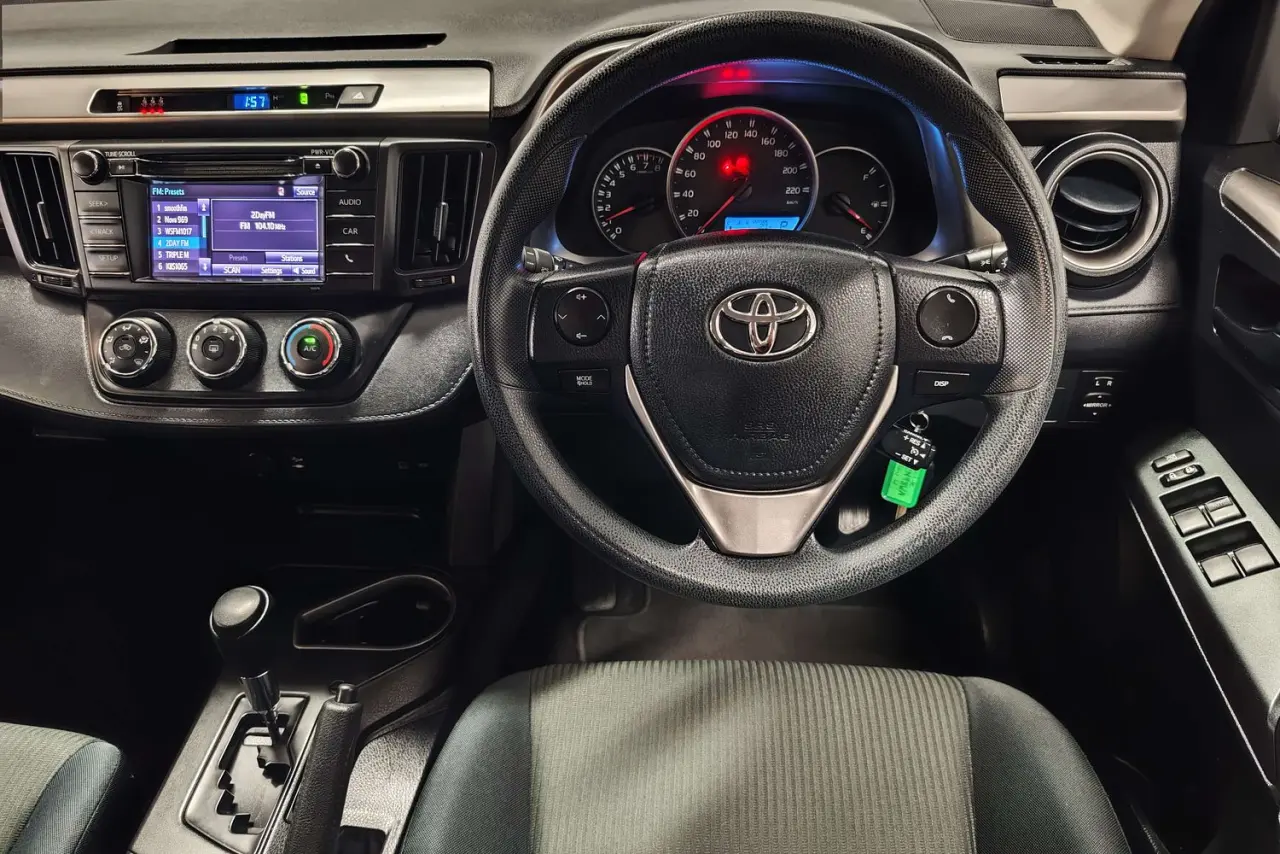 2017 Toyota RAV4 Gallery Image 16