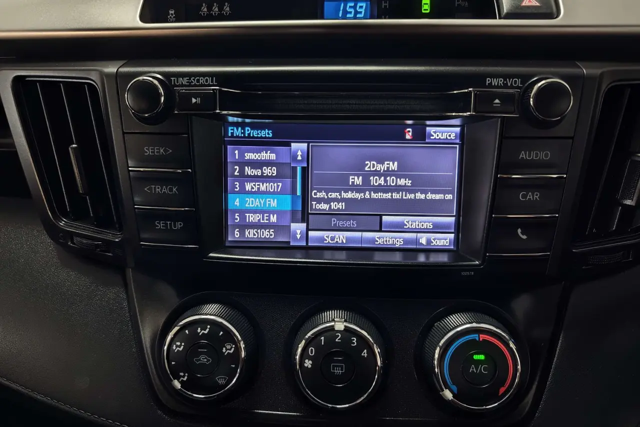 2017 Toyota RAV4 Gallery Image 18