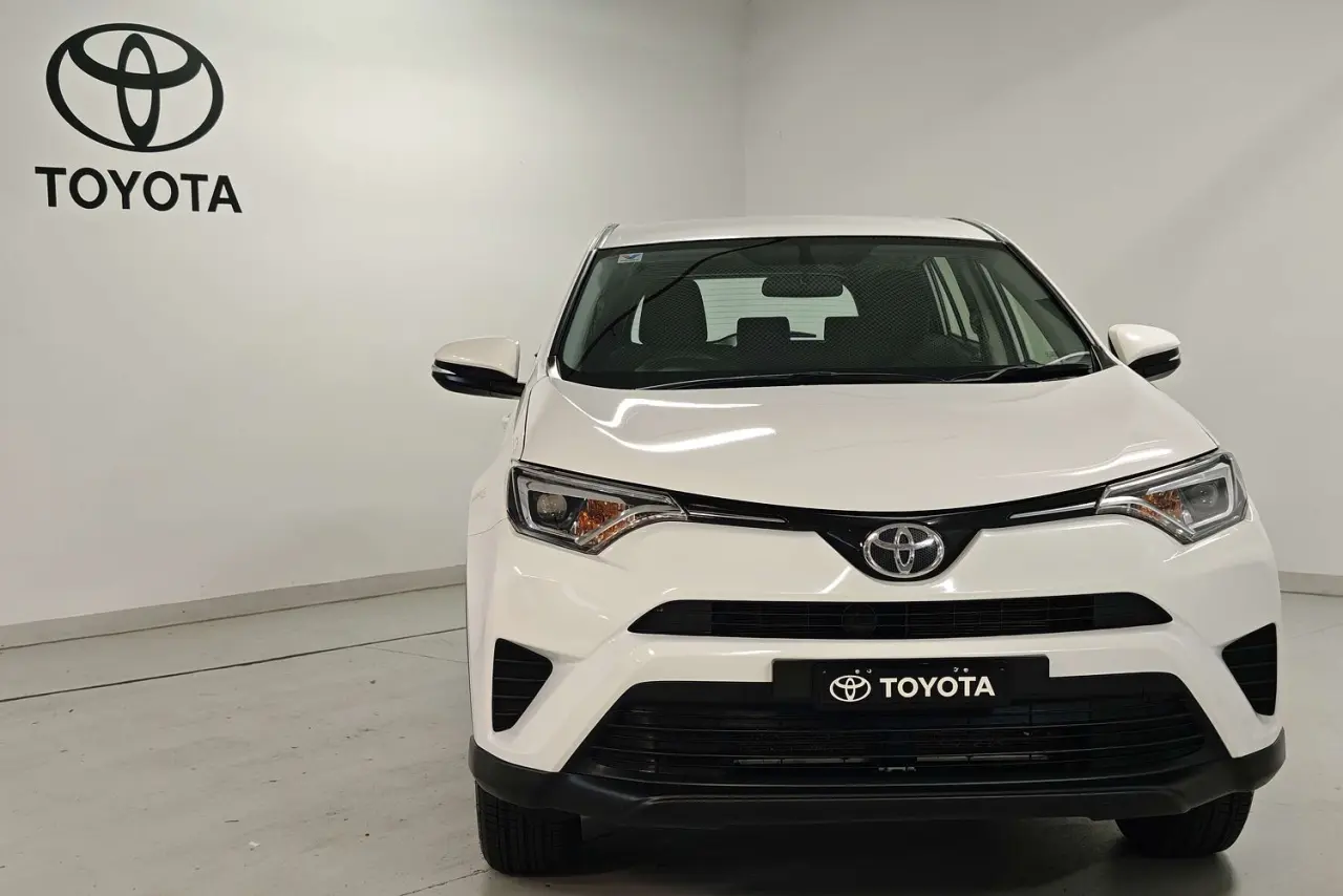 2017 Toyota RAV4 Gallery Image 2