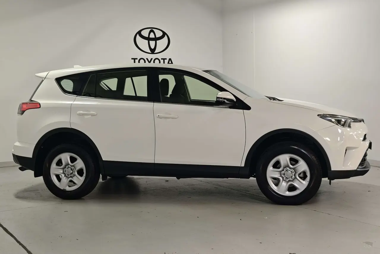 2017 Toyota RAV4 Gallery Image 4