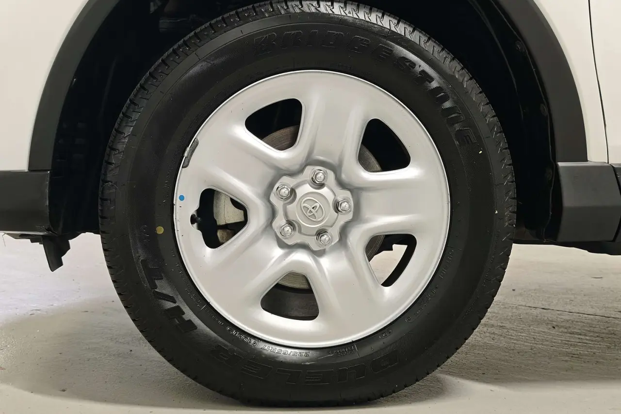 2017 Toyota RAV4 Gallery Image 5