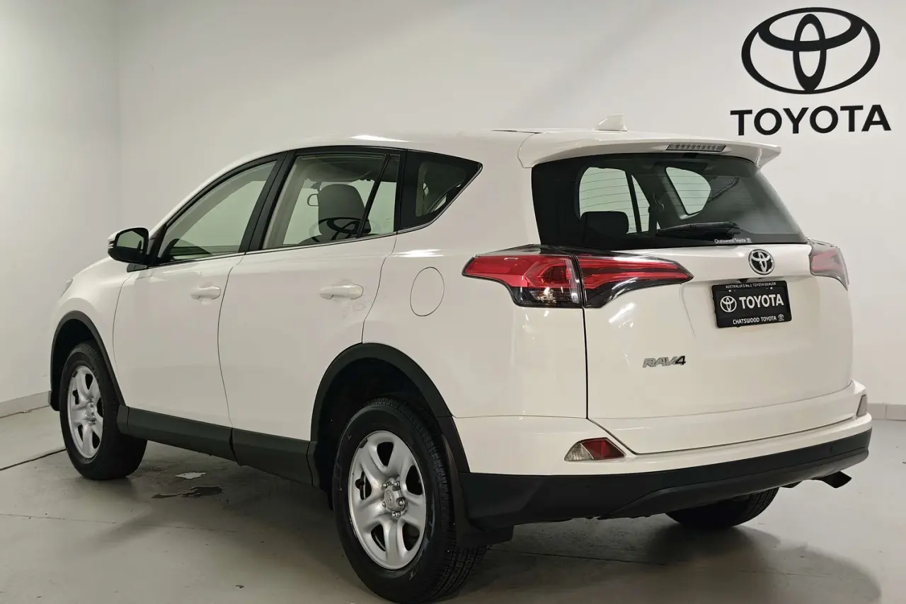 2017 Toyota RAV4 Gallery Image 6