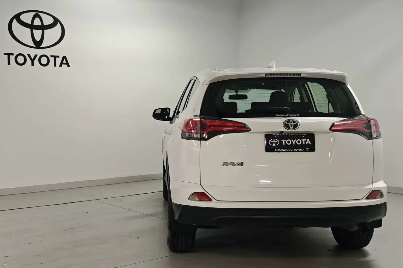 2017 Toyota RAV4 Gallery Image 7