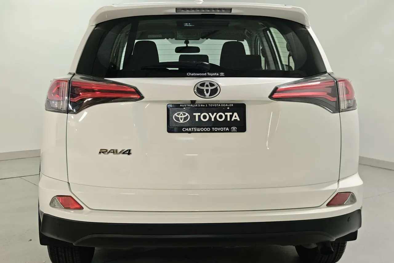 2017 Toyota RAV4 Gallery Image 8