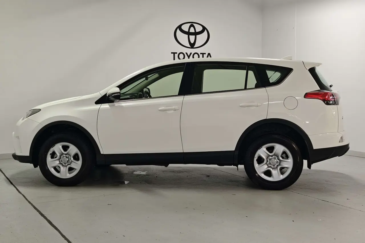 2017 Toyota RAV4 Gallery Image 9