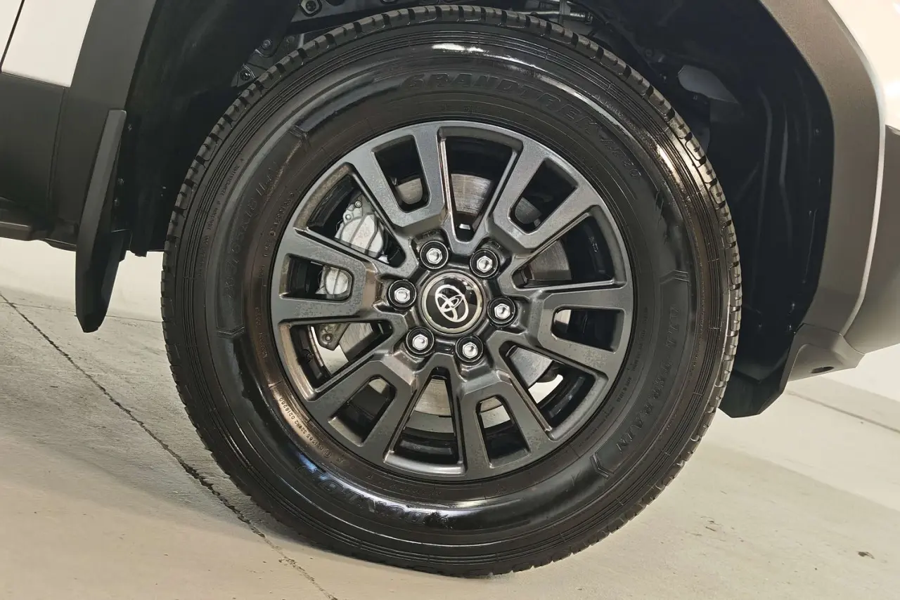 2025 Toyota Landcruiser Prado Gallery Image 5