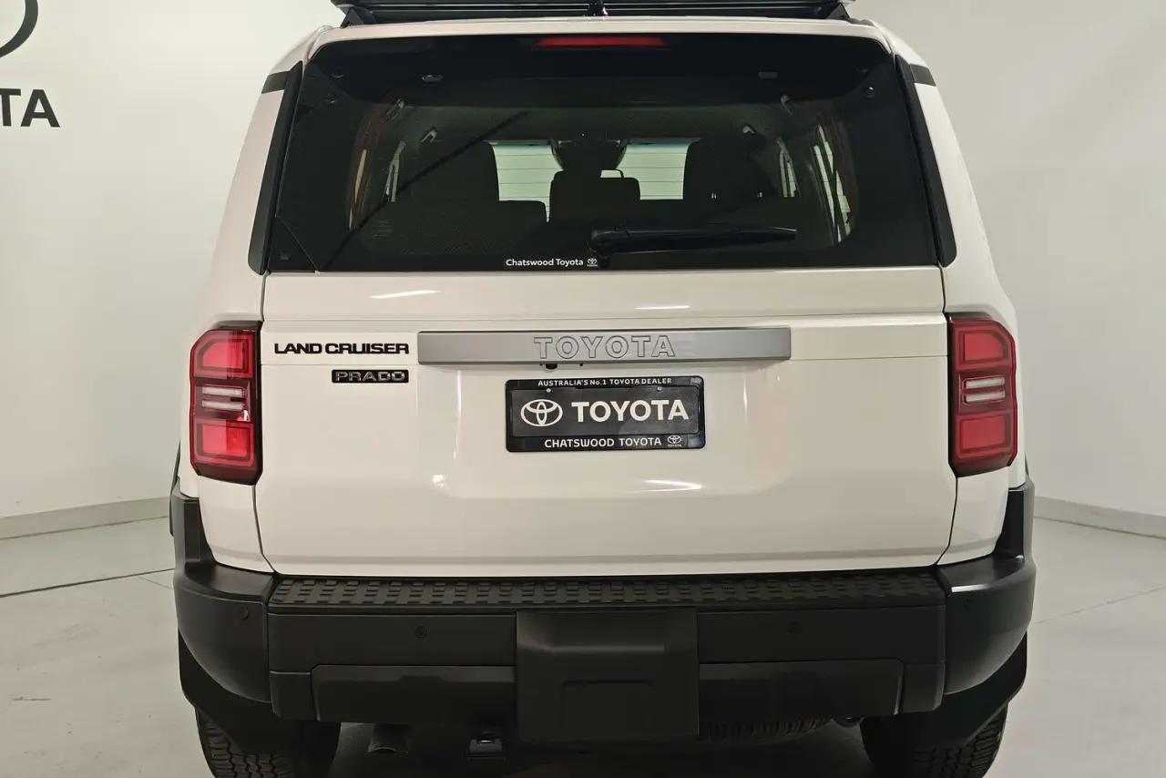 2025 Toyota Landcruiser Prado Gallery Image 8