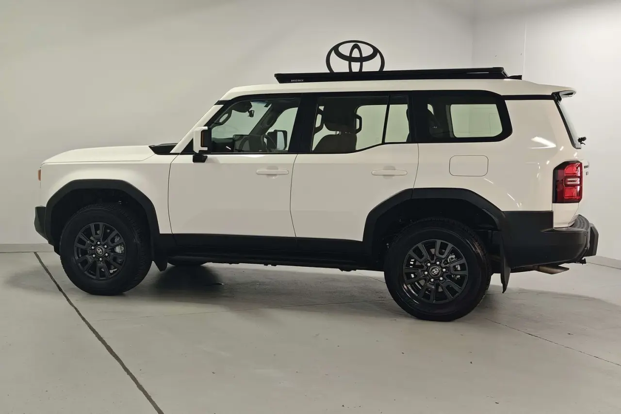2025 Toyota Landcruiser Prado Gallery Image 9