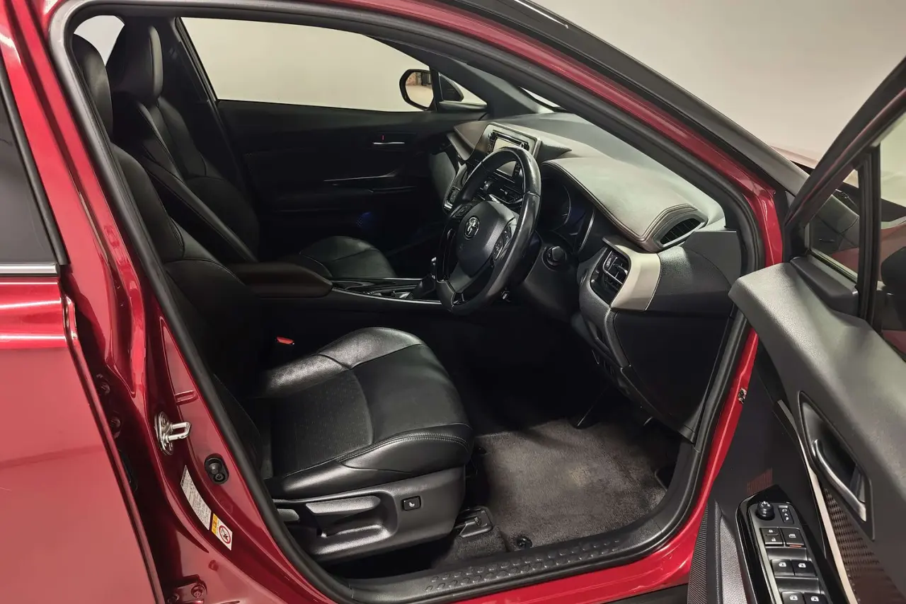 2018 Toyota C-HR Gallery Image 10