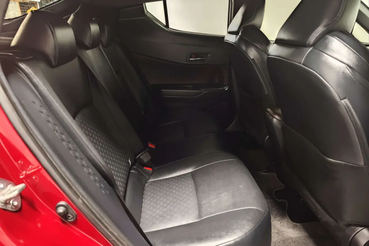 2018 Toyota C-HR Gallery Image 11