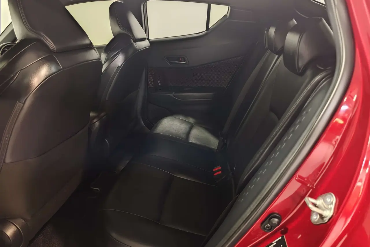 2018 Toyota C-HR Gallery Image 13