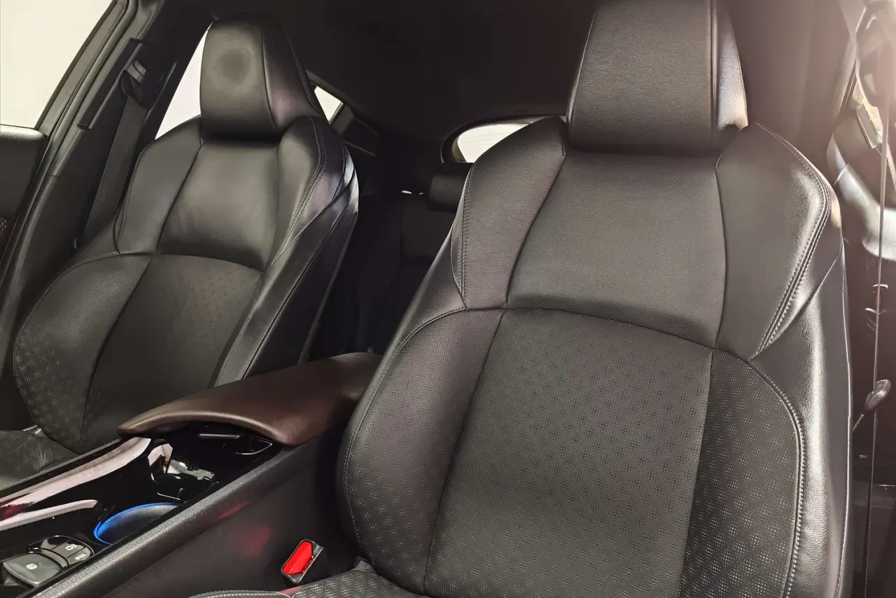 2018 Toyota C-HR Gallery Image 15