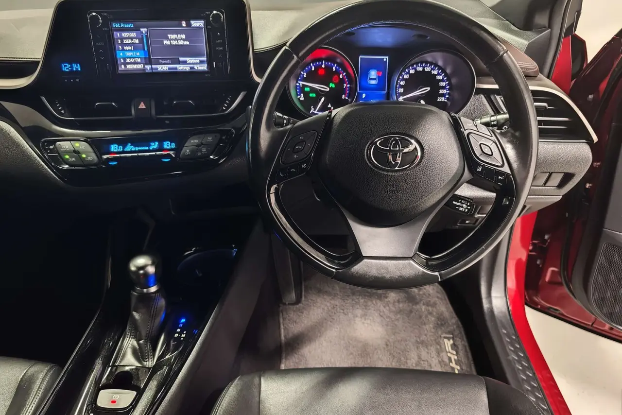 2018 Toyota C-HR Gallery Image 16
