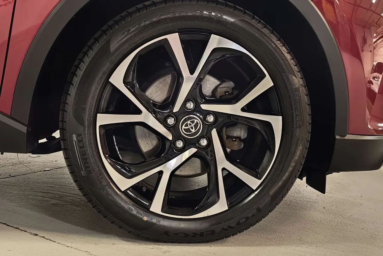 2018 Toyota C-HR Gallery Image 5