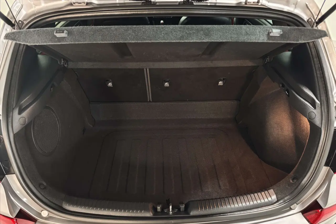 2021 Hyundai i30 Gallery Image 12