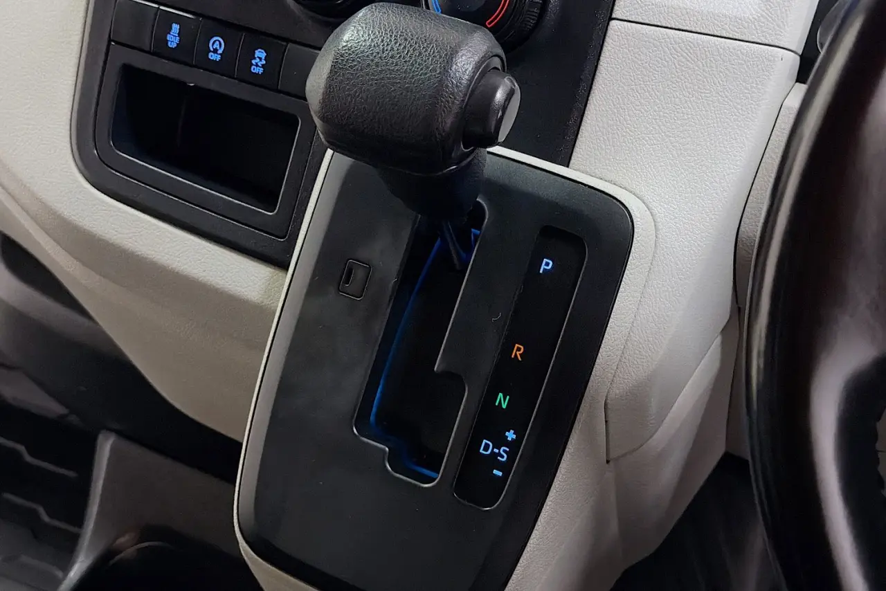 2020 Toyota Hiace Gallery Image 17