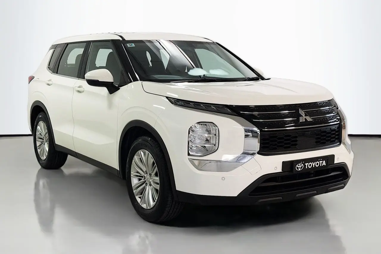 2022 Mitsubishi Outlander Gallery Image 1