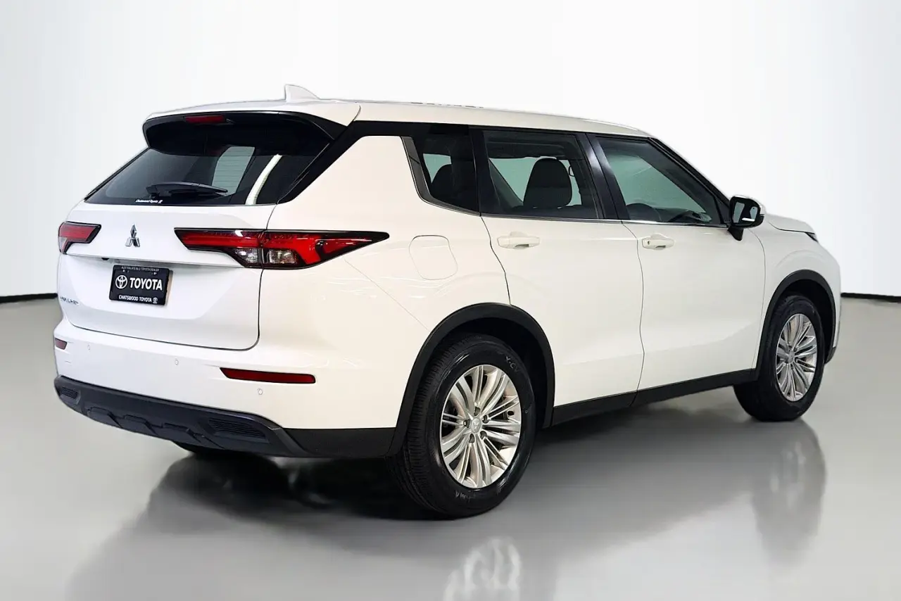 2022 Mitsubishi Outlander Gallery Image 10