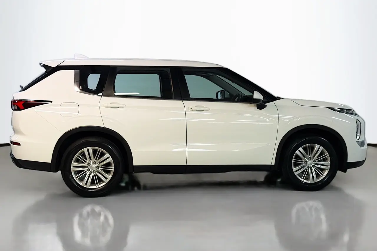 2022 Mitsubishi Outlander Gallery Image 11