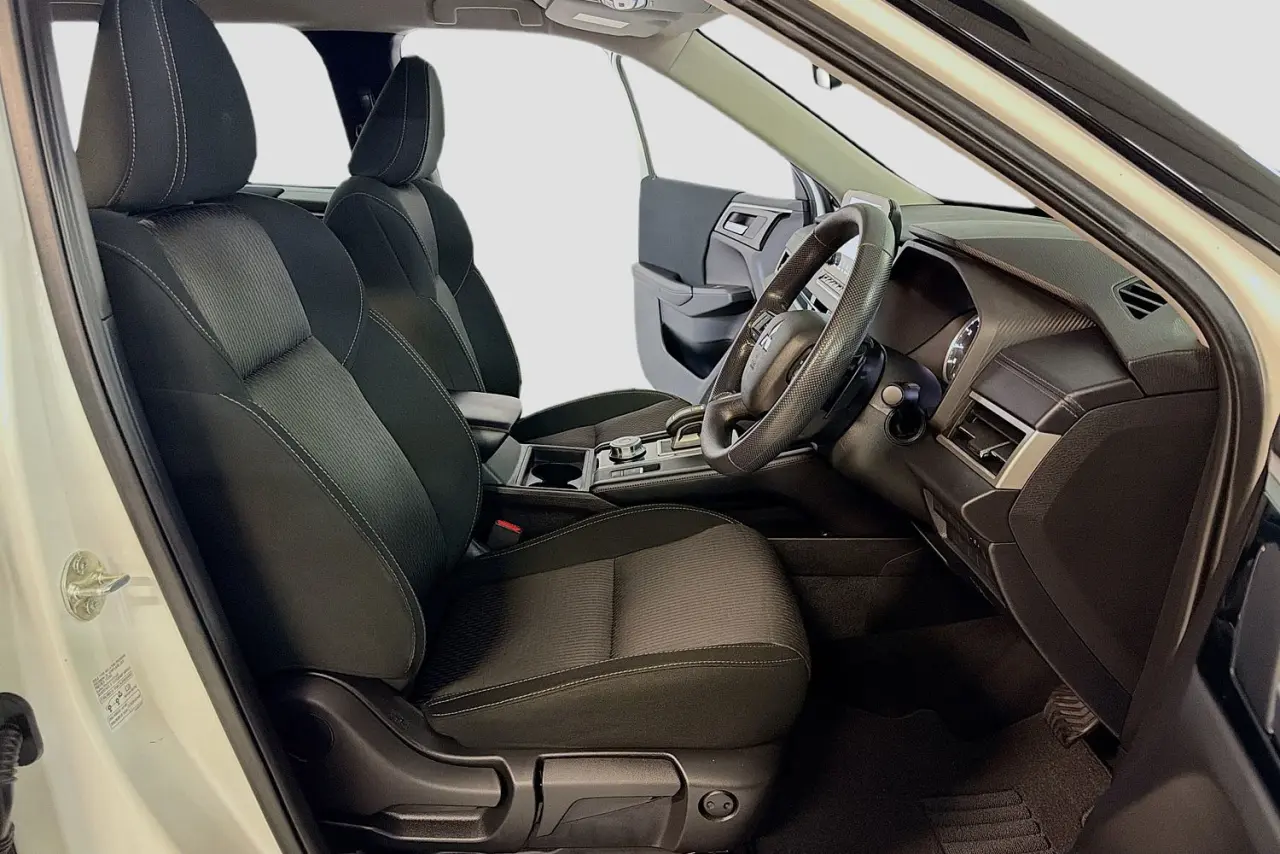 2022 Mitsubishi Outlander Gallery Image 12