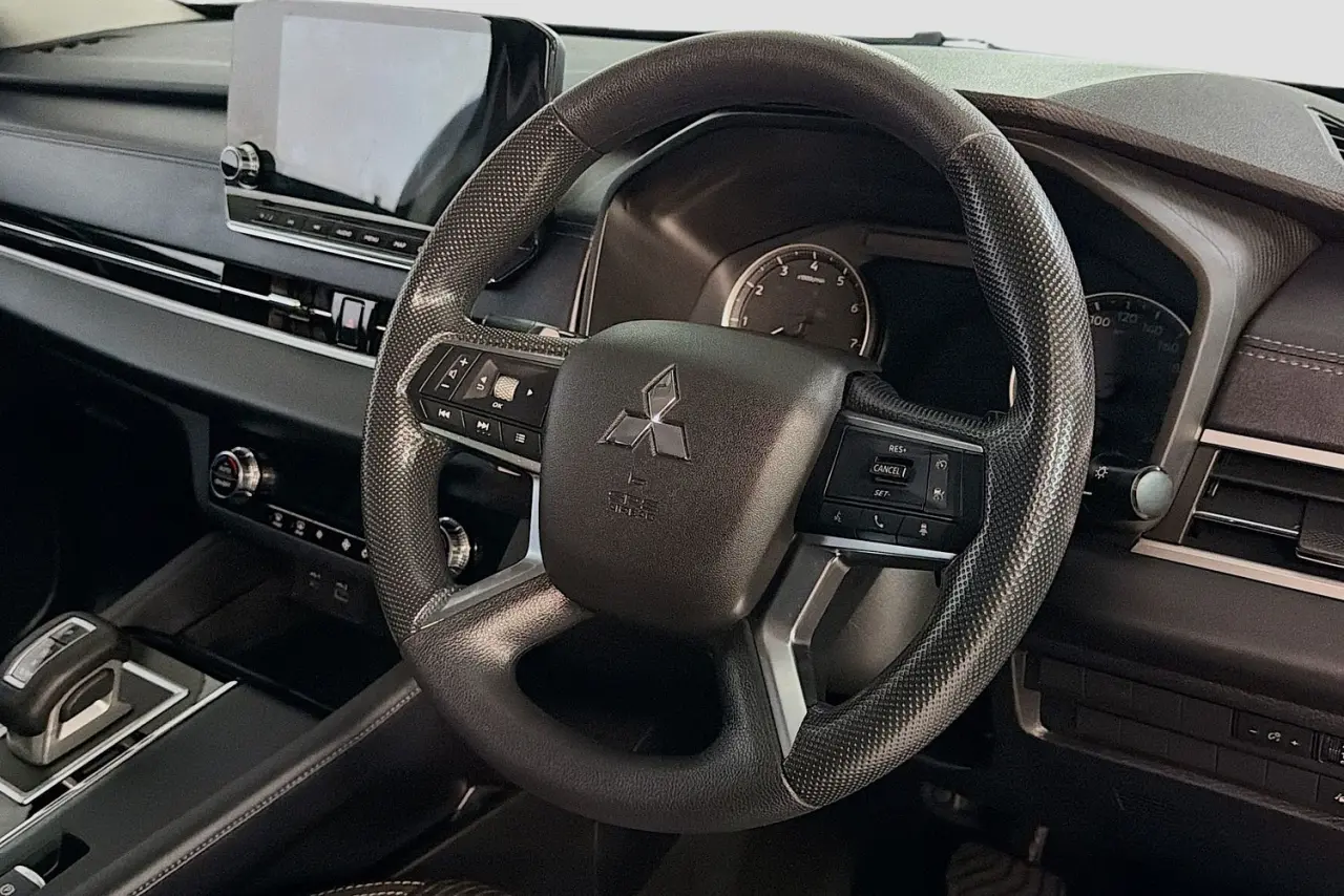 2022 Mitsubishi Outlander Gallery Image 13