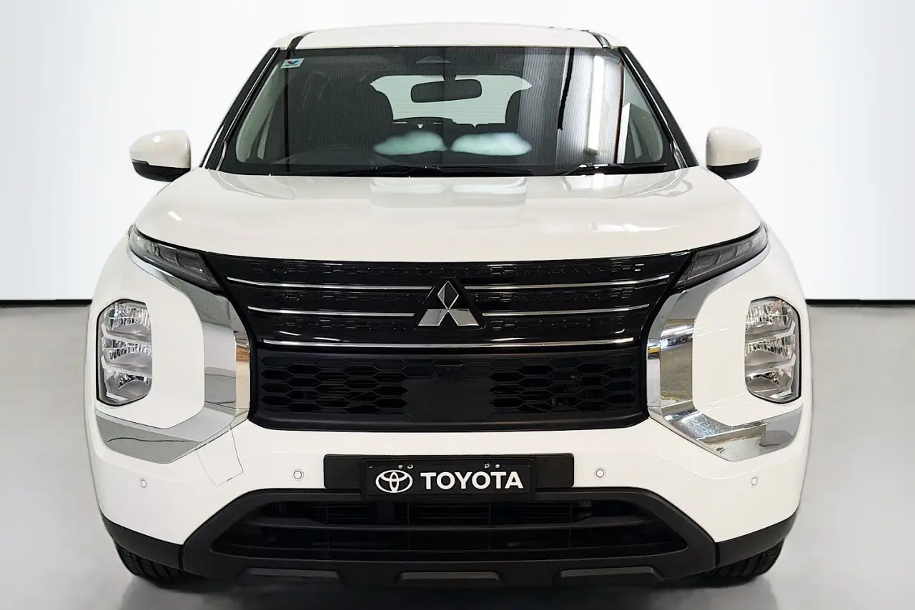 2022 Mitsubishi Outlander Gallery Image 2
