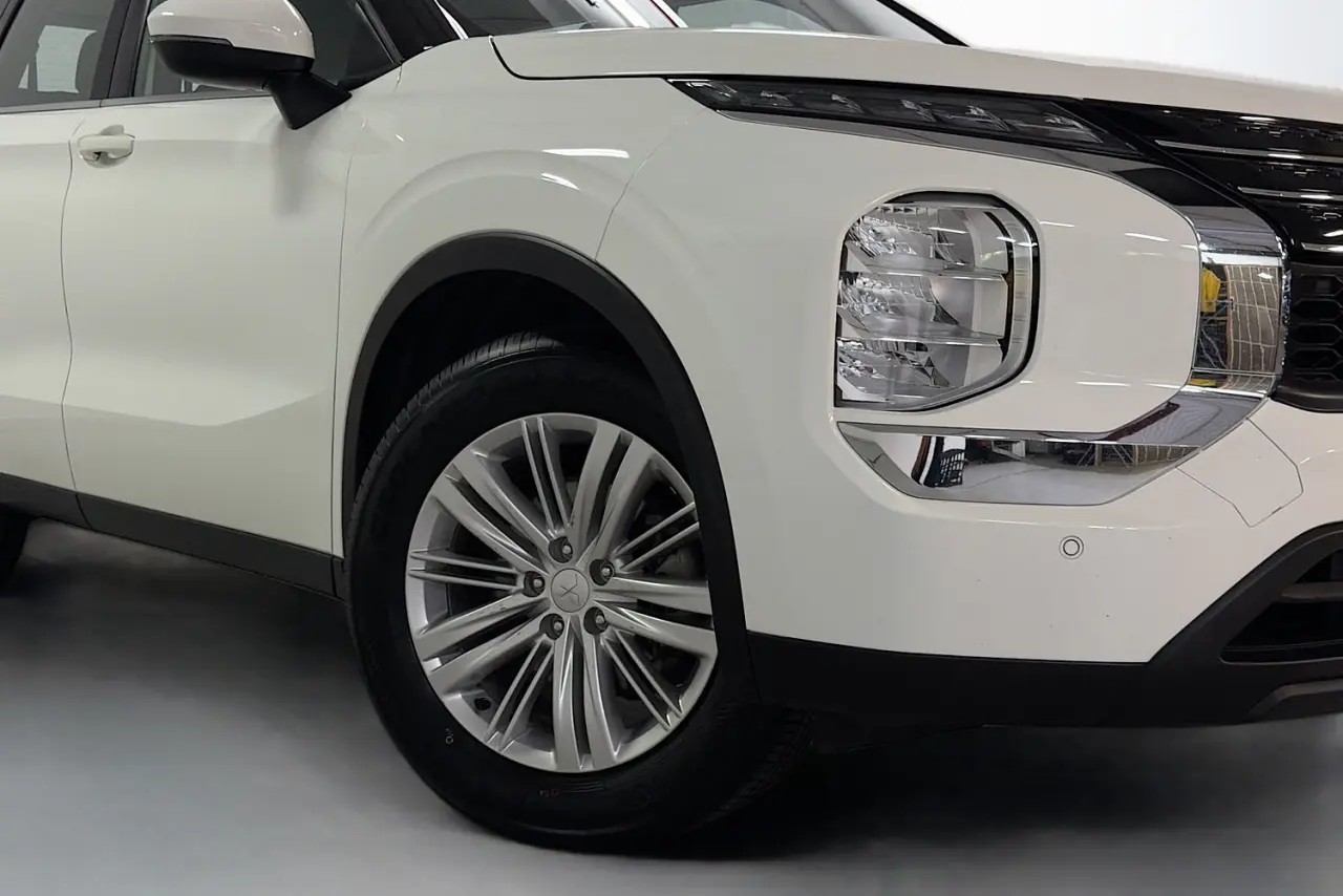 2022 Mitsubishi Outlander Gallery Image 27