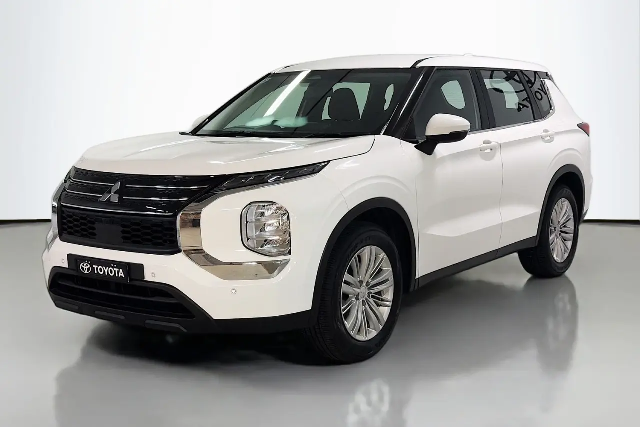 2022 Mitsubishi Outlander Gallery Image 4