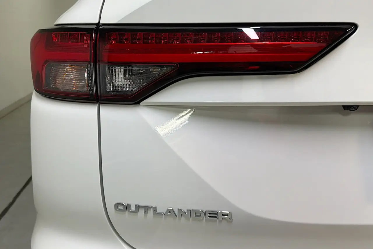 2022 Mitsubishi Outlander Gallery Image 8