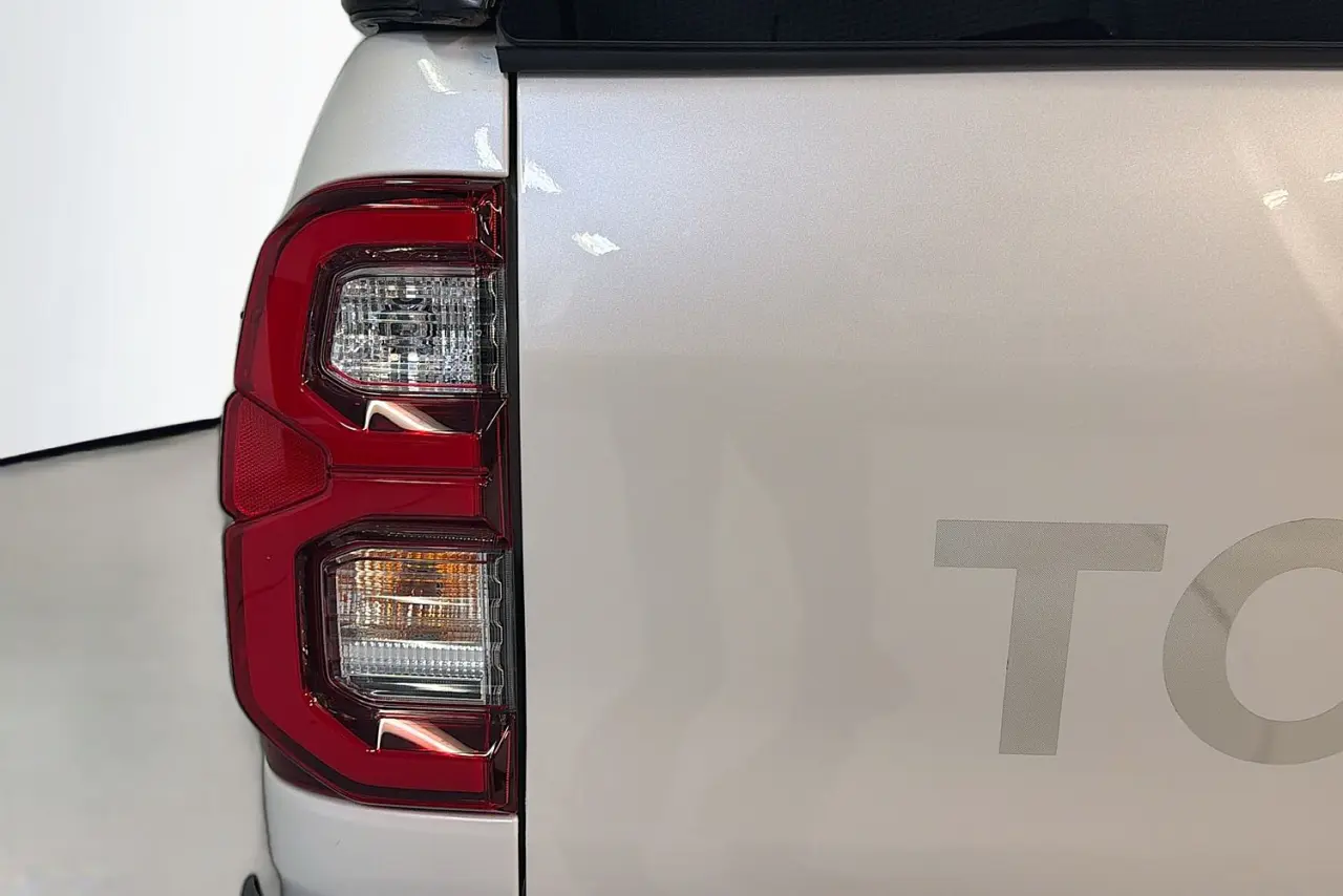 2021 Toyota Hilux Gallery Image 8