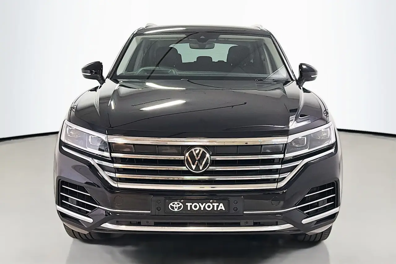 2022 Volkswagen Touareg Gallery Image 2