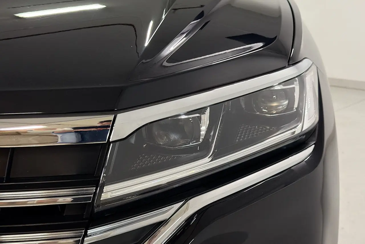 2022 Volkswagen Touareg Gallery Image 3