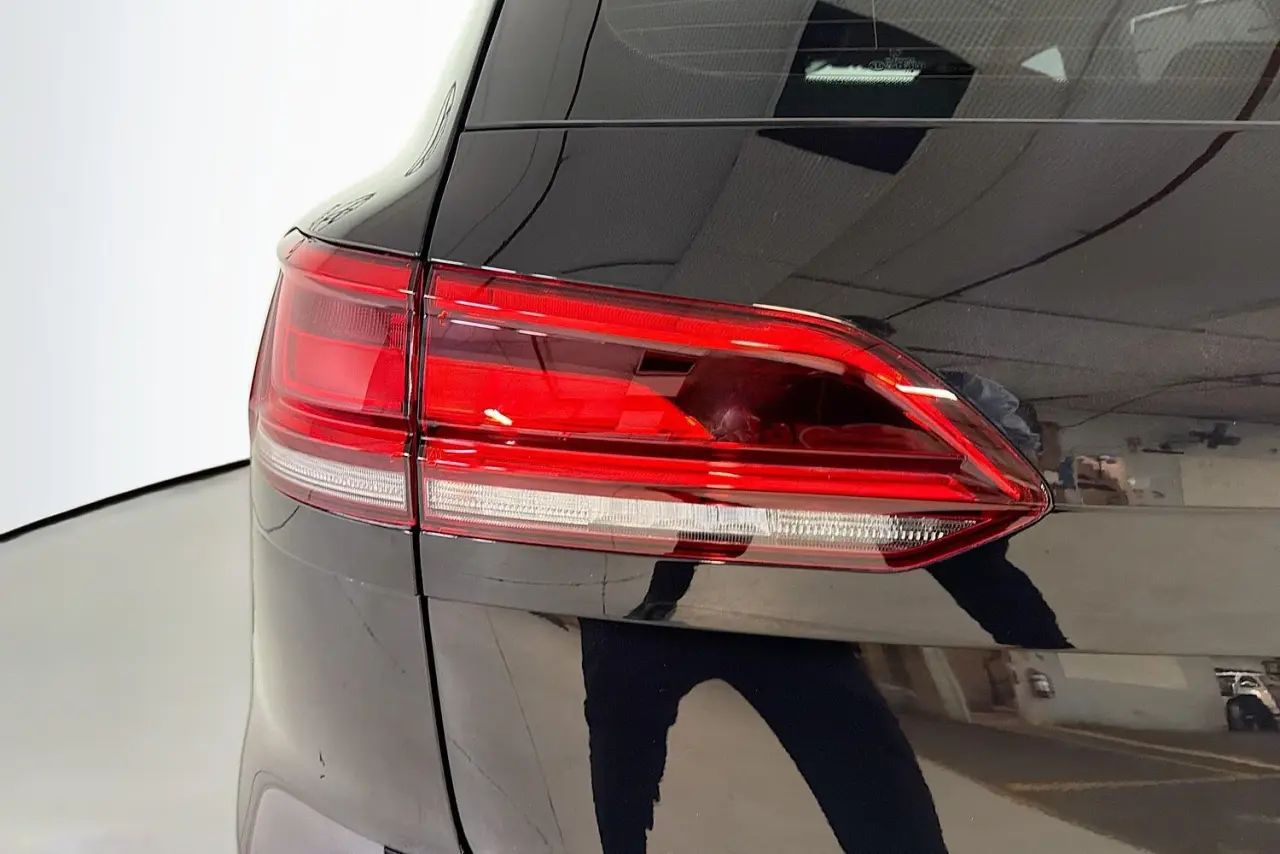 2022 Volkswagen Touareg Gallery Image 8