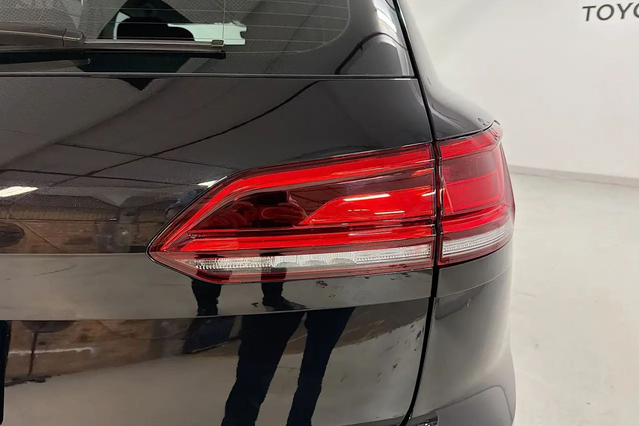 2022 Volkswagen Touareg Gallery Image 9