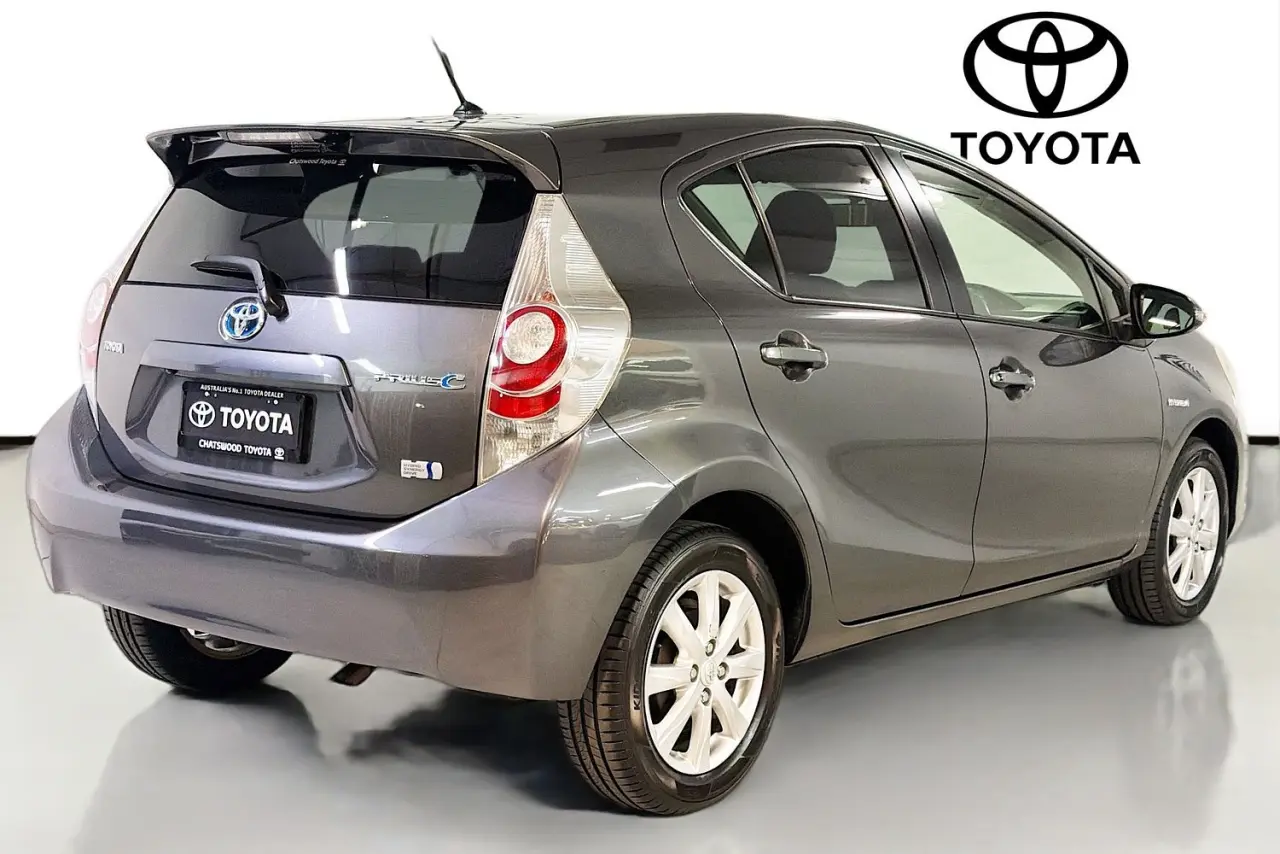 2013 Toyota Prius C Gallery Image 10