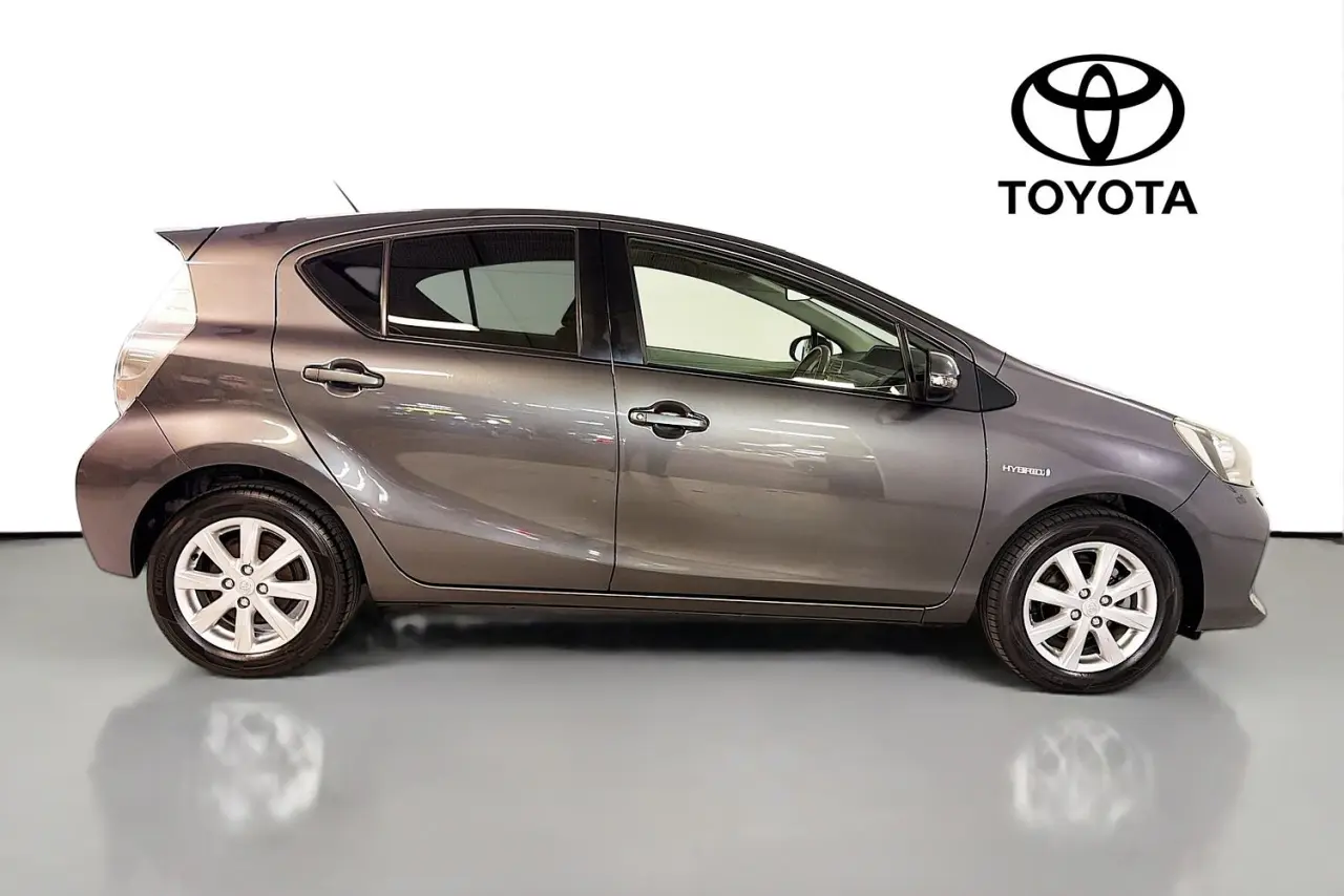 2013 Toyota Prius C Gallery Image 11