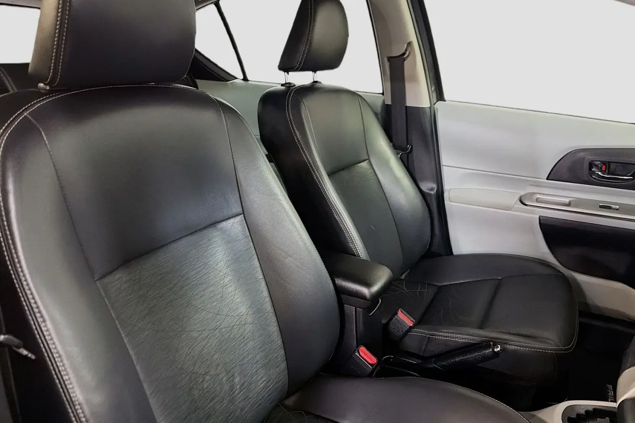 2013 Toyota Prius C Gallery Image 12