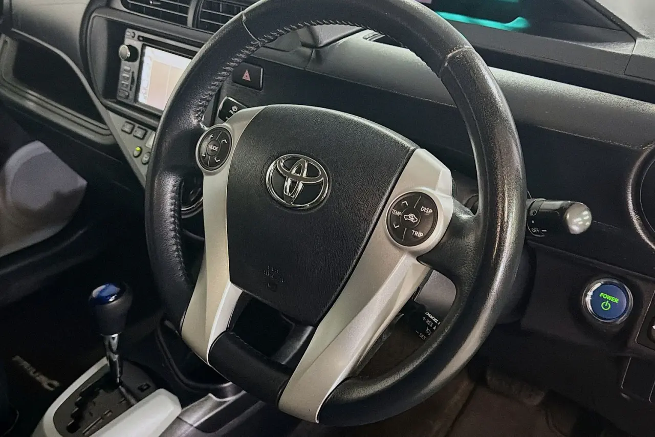 2013 Toyota Prius C Gallery Image 13