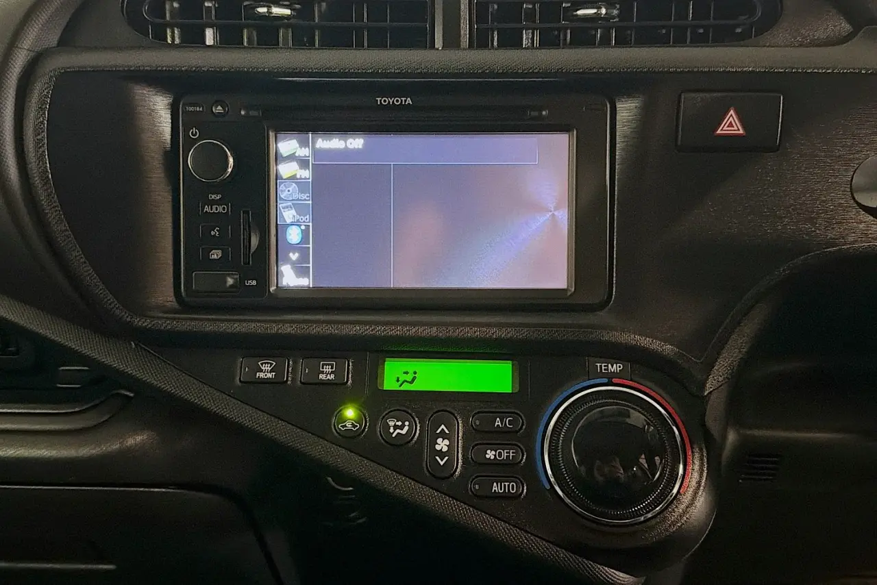 2013 Toyota Prius C Gallery Image 14
