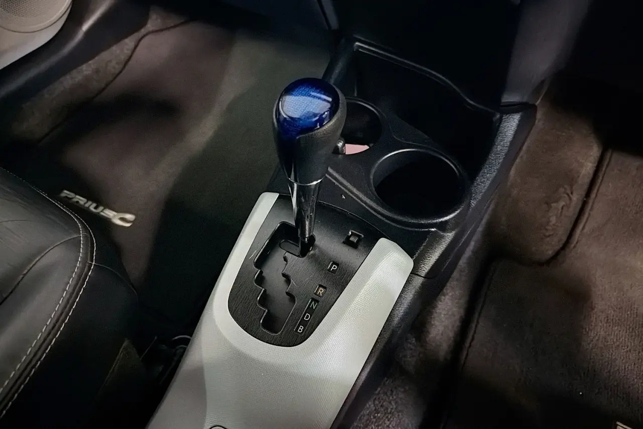 2013 Toyota Prius C Gallery Image 16