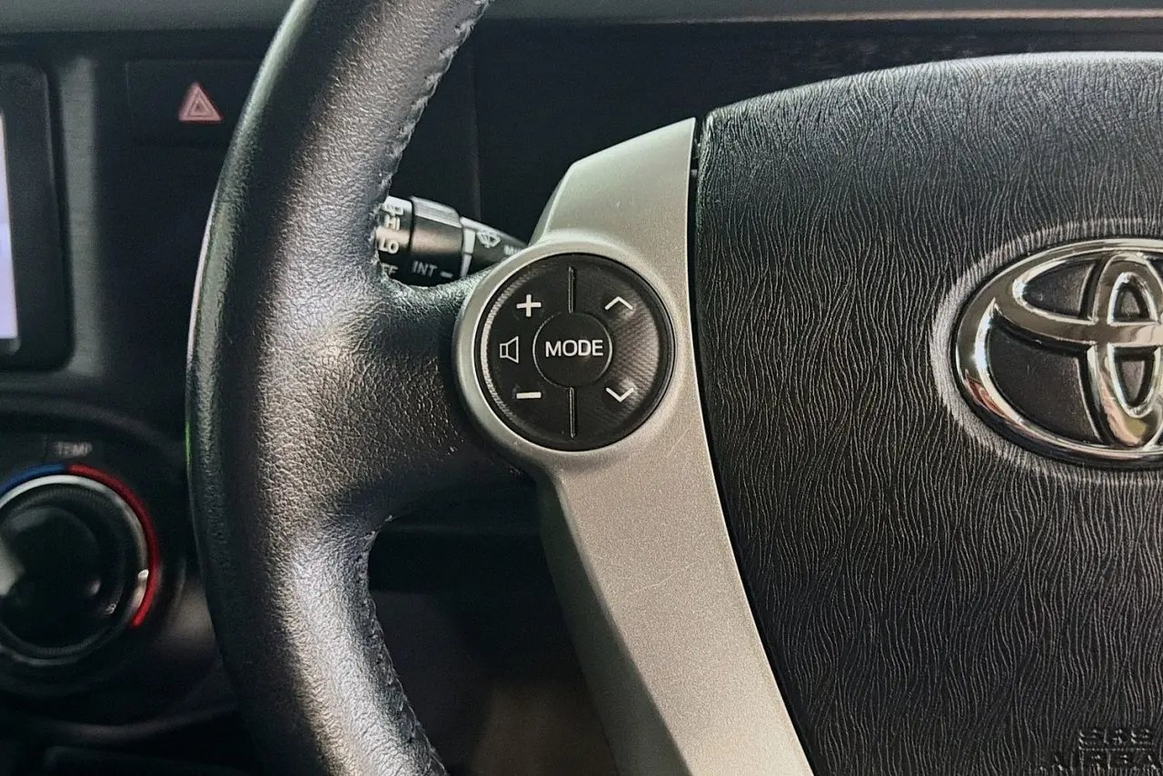 2013 Toyota Prius C Gallery Image 17