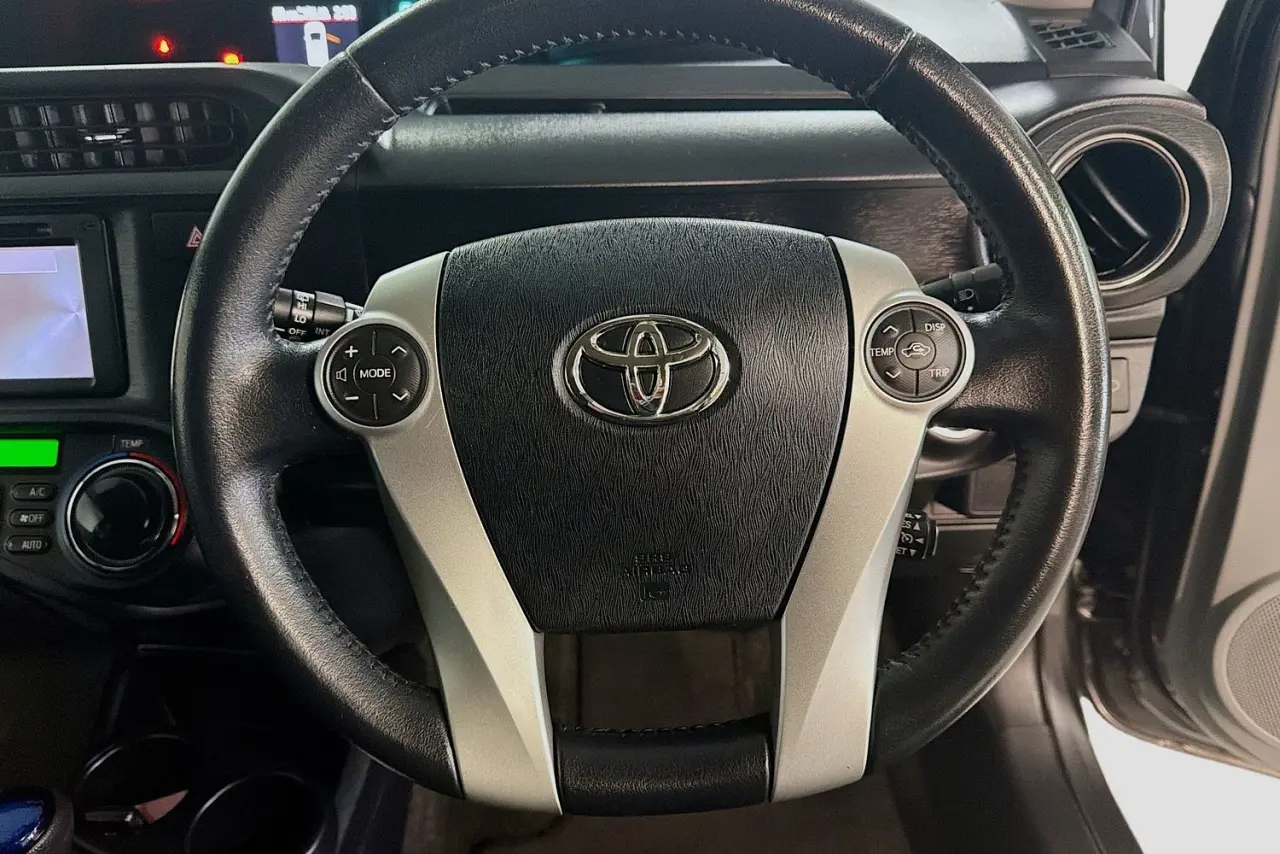 2013 Toyota Prius C Gallery Image 19