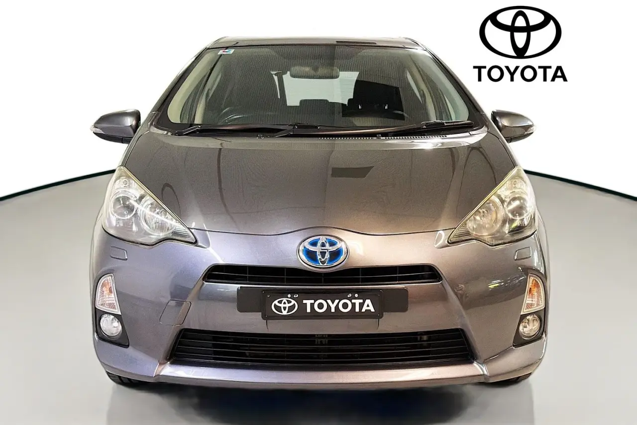 2013 Toyota Prius C Gallery Image 2
