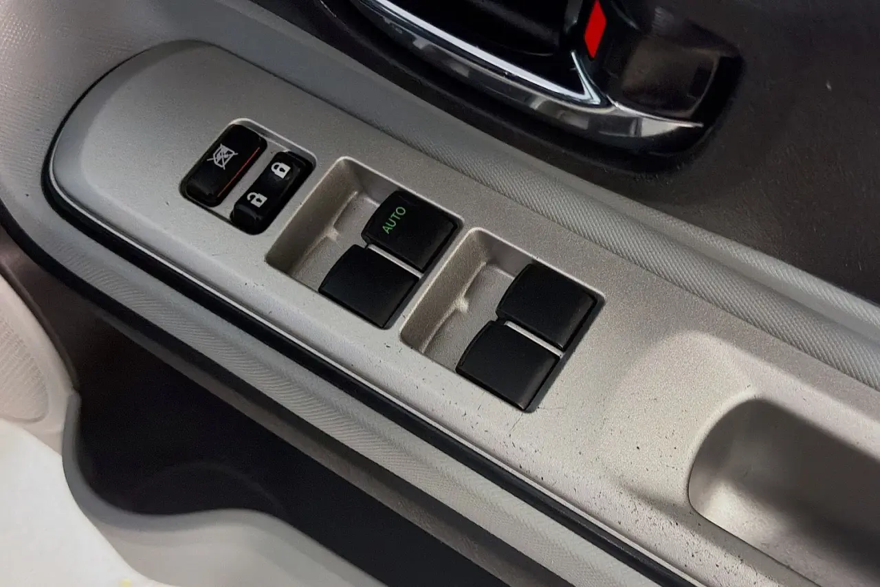 2013 Toyota Prius C Gallery Image 22