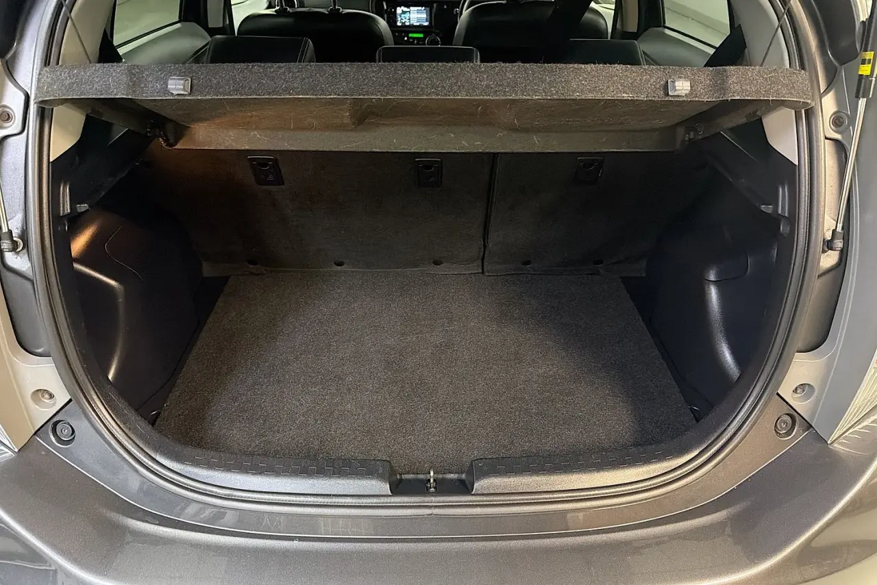 2013 Toyota Prius C Gallery Image 25