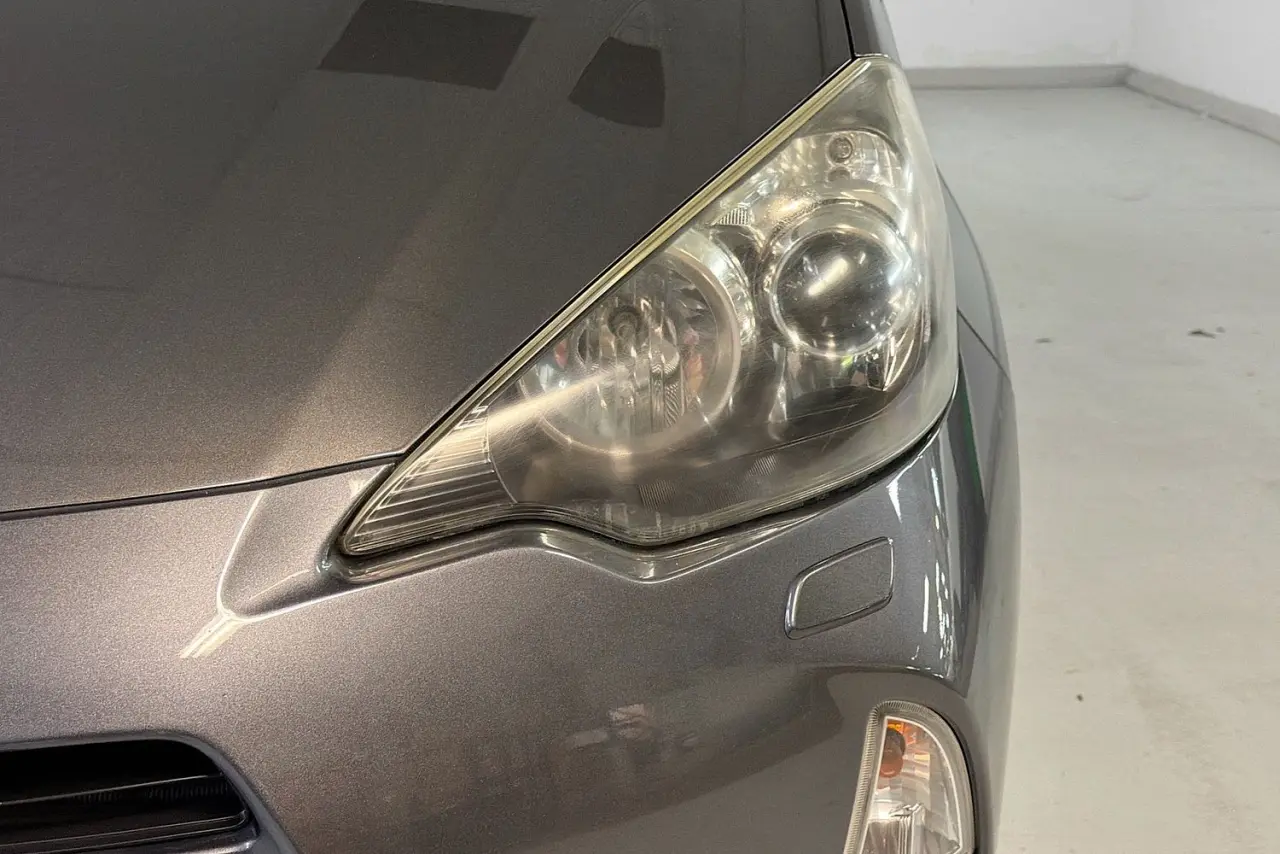 2013 Toyota Prius C Gallery Image 3