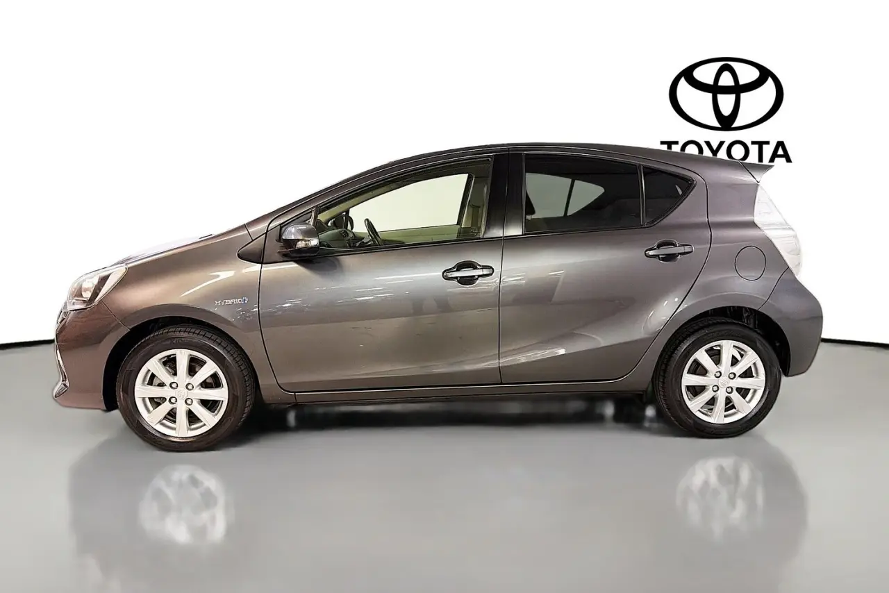 2013 Toyota Prius C Gallery Image 5