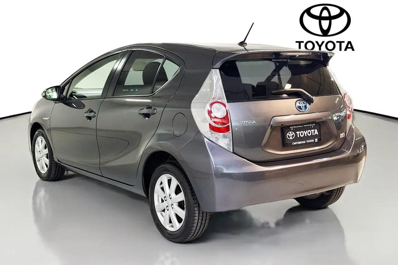 2013 Toyota Prius C Gallery Image 6